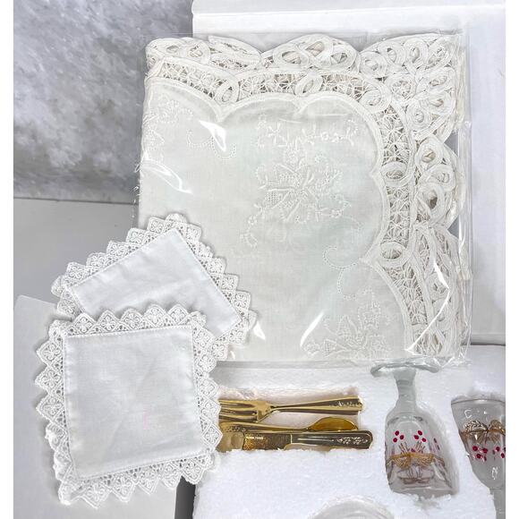 American Girl PC Samantha VICTORIAN LEMONADE SET Mosser Glass Tablecloth Napkins - Picture 5 of 11